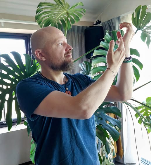 Ilja i stilla koncentration bland gröna blad