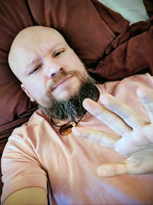 Ilja håller upp en hand med glimten i ögat
